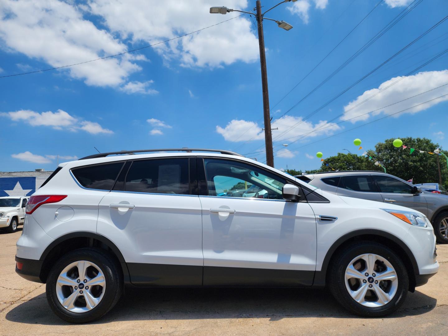 2016 WHITE Ford Escape SE (1FMCU9GX0GU) with an 1.6L L4 DOHC 16V engine, 6-Speed Automatic transmission, located at 2660 S.Garland Avenue, Garland, TX, 75041, (469) 298-3118, 32.885387, -96.656776 - Photo#2