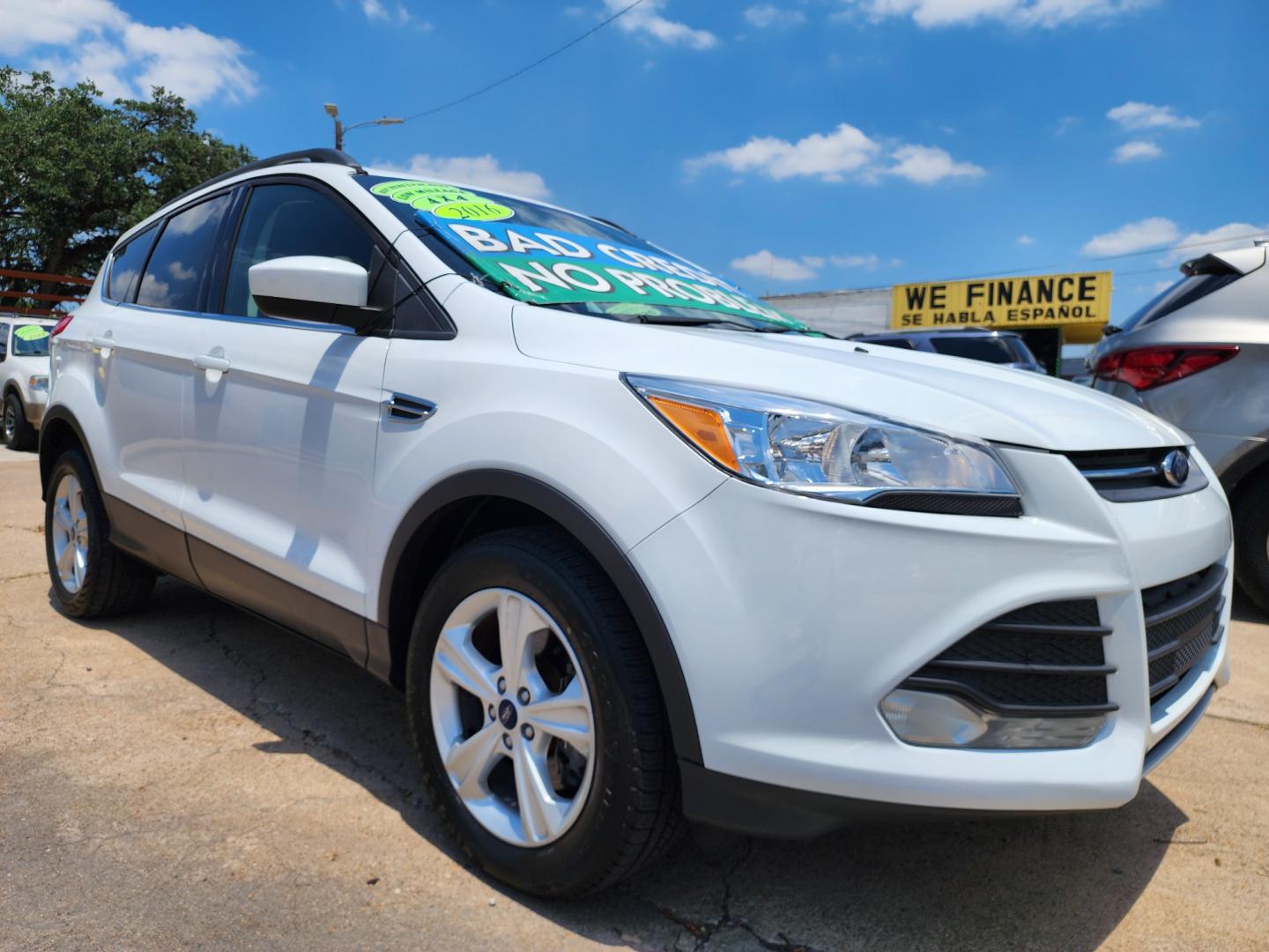 2016 WHITE Ford Escape SE (1FMCU9GX0GU) with an 1.6L L4 DOHC 16V engine, 6-Speed Automatic transmission, located at 2660 S.Garland Avenue, Garland, TX, 75041, (469) 298-3118, 32.885387, -96.656776 - Welcome to DallasAutos4Less, one of the Premier BUY HERE PAY HERE Dealers in the North Dallas Area. We specialize in financing to people with NO CREDIT or BAD CREDIT. We need proof of income, proof of residence, and a ID. Come buy your new car from us today!! This is a Super Clean 2016 FORD ESCAP - Photo#1