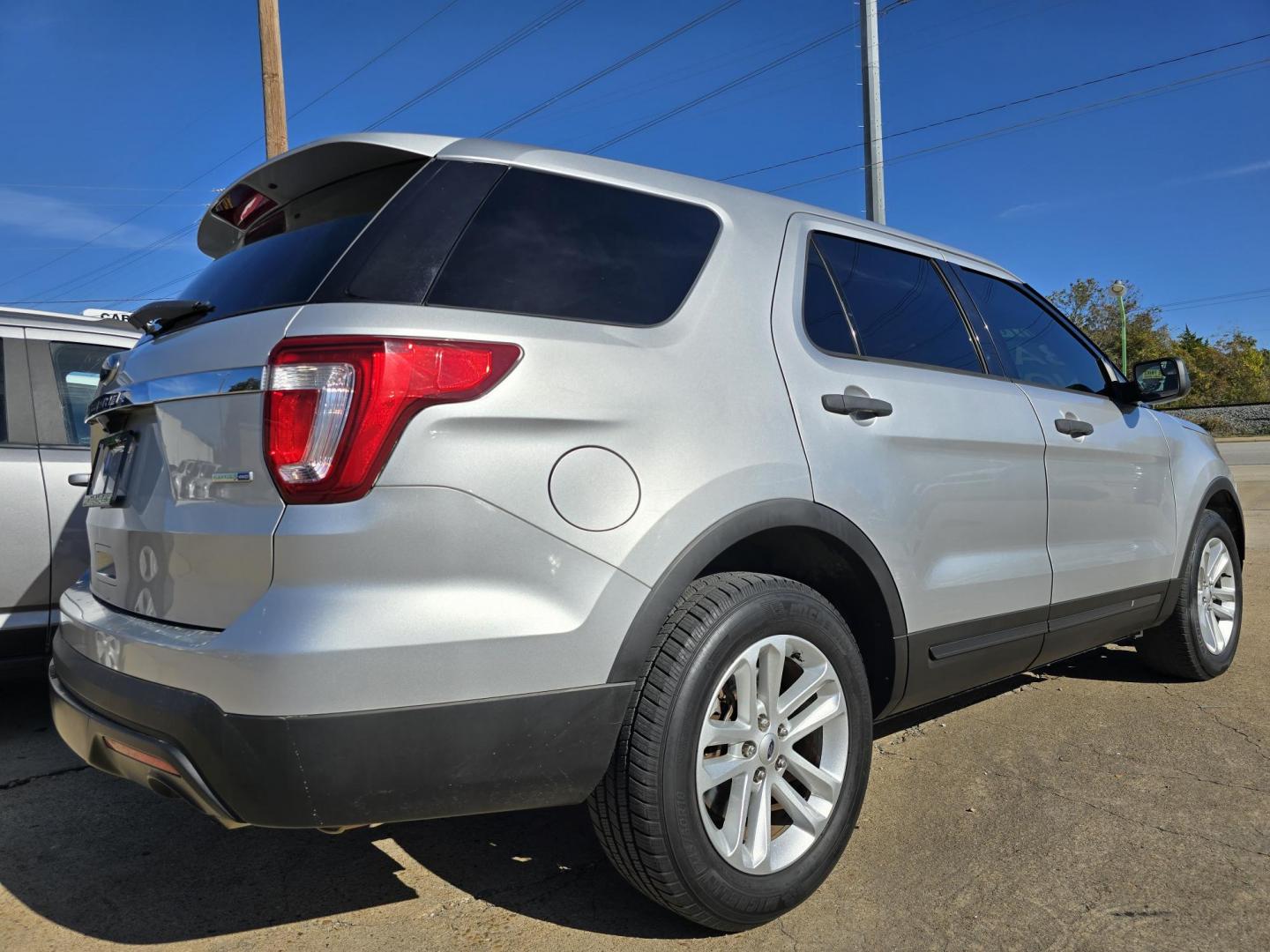 2016 Ford Explorer (1FM5K8B85GG) with an 3.5L V6 DOHC 24V engine, 6-Speed Automatic transmission, located at 2660 S.Garland Avenue, Garland, TX, 75041, (469) 298-3118, 32.885387, -96.656776 - Photo#3