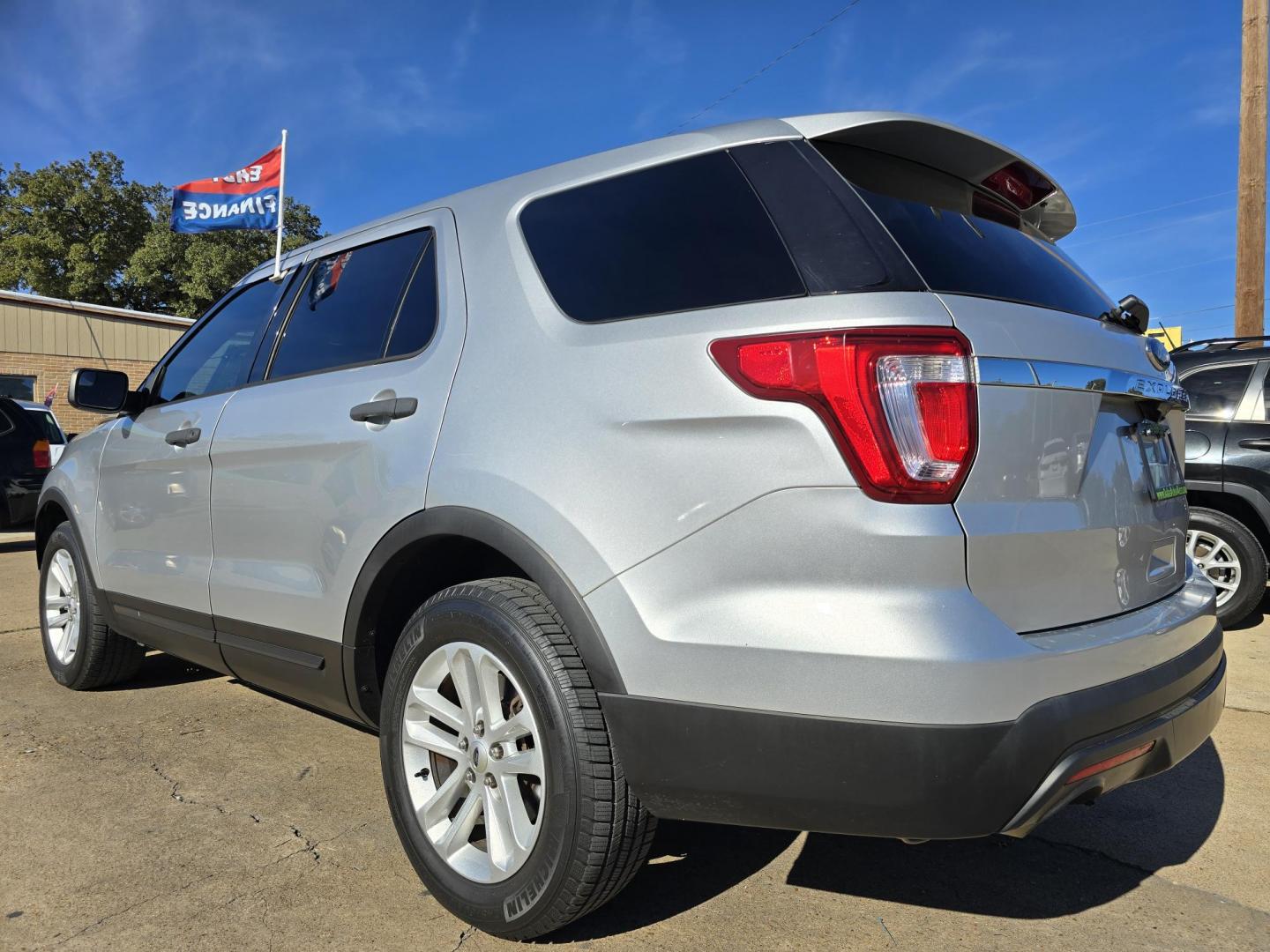 2016 Ford Explorer (1FM5K8B85GG) with an 3.5L V6 DOHC 24V engine, 6-Speed Automatic transmission, located at 2660 S.Garland Avenue, Garland, TX, 75041, (469) 298-3118, 32.885387, -96.656776 - Photo#5