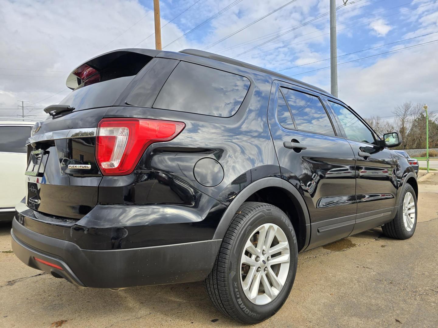 2016 BLACK Ford Explorer (1FM5K7B82GG) with an 3.5L V6 DOHC 24V engine, 6A transmission, located at 2660 S.Garland Avenue, Garland, TX, 75041, (469) 298-3118, 32.885387, -96.656776 - Photo#3