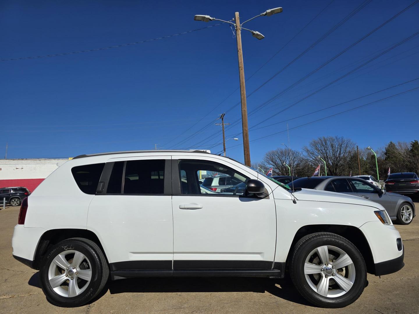 2016 WHITE Jeep Compass Sport (1C4NJCBA6GD) with an 2.0L L4 DOHC 16V engine, AUTO transmission, located at 2660 S.Garland Avenue, Garland, TX, 75041, (469) 298-3118, 32.885387, -96.656776 - Photo#2