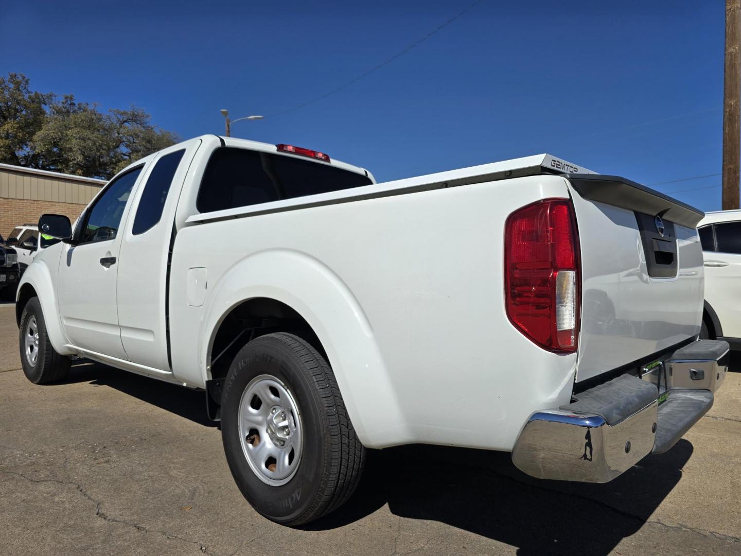 2016 WHITE Nissan Frontier S King Cab (1N6BD0CT3GN) with an 2.5L L4 DOHC 16V engine, AUTO transmission, located at 2660 S.Garland Avenue, Garland, TX, 75041, (469) 298-3118, 32.885387, -96.656776 - Photo#6