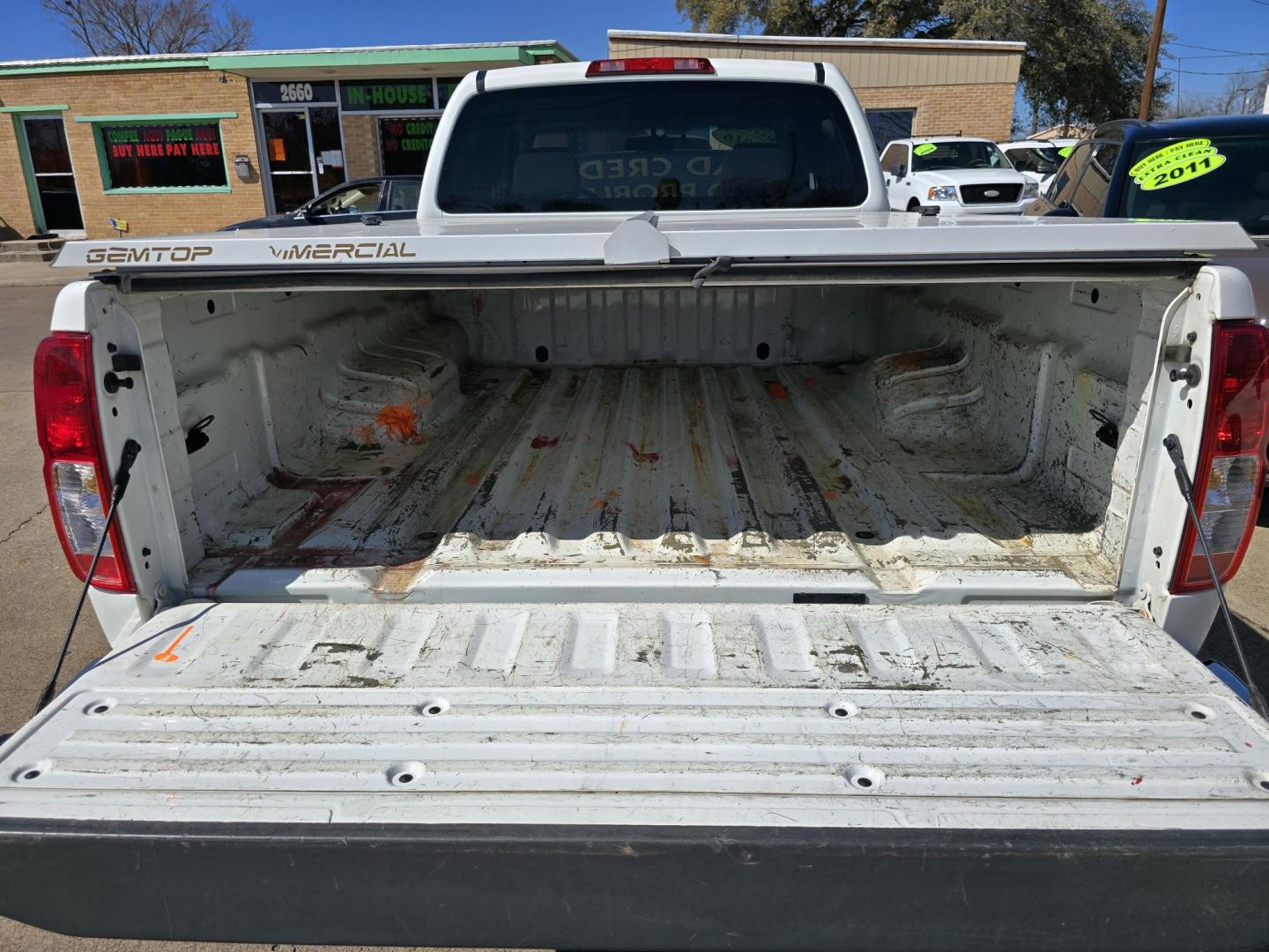 2016 WHITE Nissan Frontier S King Cab (1N6BD0CT3GN) with an 2.5L L4 DOHC 16V engine, AUTO transmission, located at 2660 S.Garland Avenue, Garland, TX, 75041, (469) 298-3118, 32.885387, -96.656776 - Photo#5