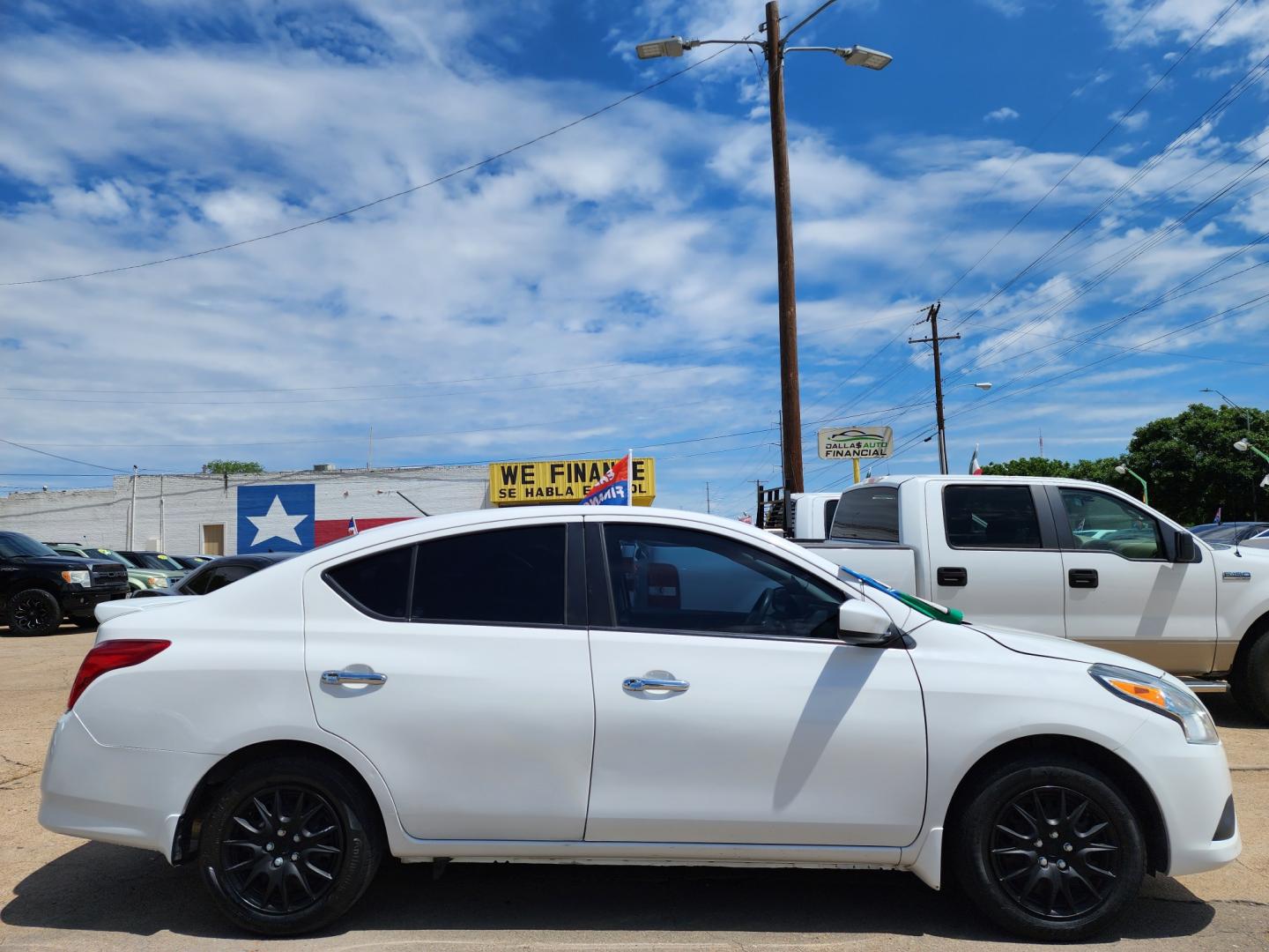 2017 FRESH POWDER /GRAY NISSAN VERSA SV SV (3N1CN7AP1HL) , AUTO transmission, located at 2660 S.Garland Avenue	, Garland, TX, 75041, (469) 298-3118, 32.885387, -96.656776 - CASH$$$$ CAR! This is a SUPER CLEAN 2017 NISSAN VERSA SV! SUPER CLEAN! BLUETOOTH Great Gas Mileage! Come in for a test drive today. We are open from 10am-7pm Monday-Saturday. Call us with any questions at 469.202.7468, or email us at DallasAutos4Less@gmail.com. - Photo#2