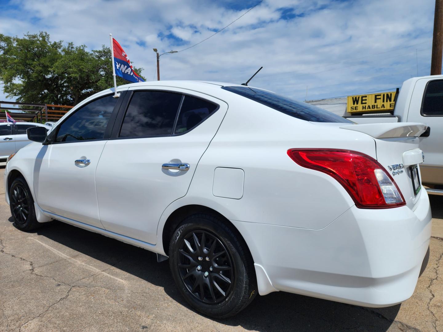 2017 FRESH POWDER /GRAY NISSAN VERSA SV SV (3N1CN7AP1HL) , AUTO transmission, located at 2660 S.Garland Avenue	, Garland, TX, 75041, (469) 298-3118, 32.885387, -96.656776 - CASH$$$$ CAR! This is a SUPER CLEAN 2017 NISSAN VERSA SV! SUPER CLEAN! BLUETOOTH Great Gas Mileage! Come in for a test drive today. We are open from 10am-7pm Monday-Saturday. Call us with any questions at 469.202.7468, or email us at DallasAutos4Less@gmail.com. - Photo#5