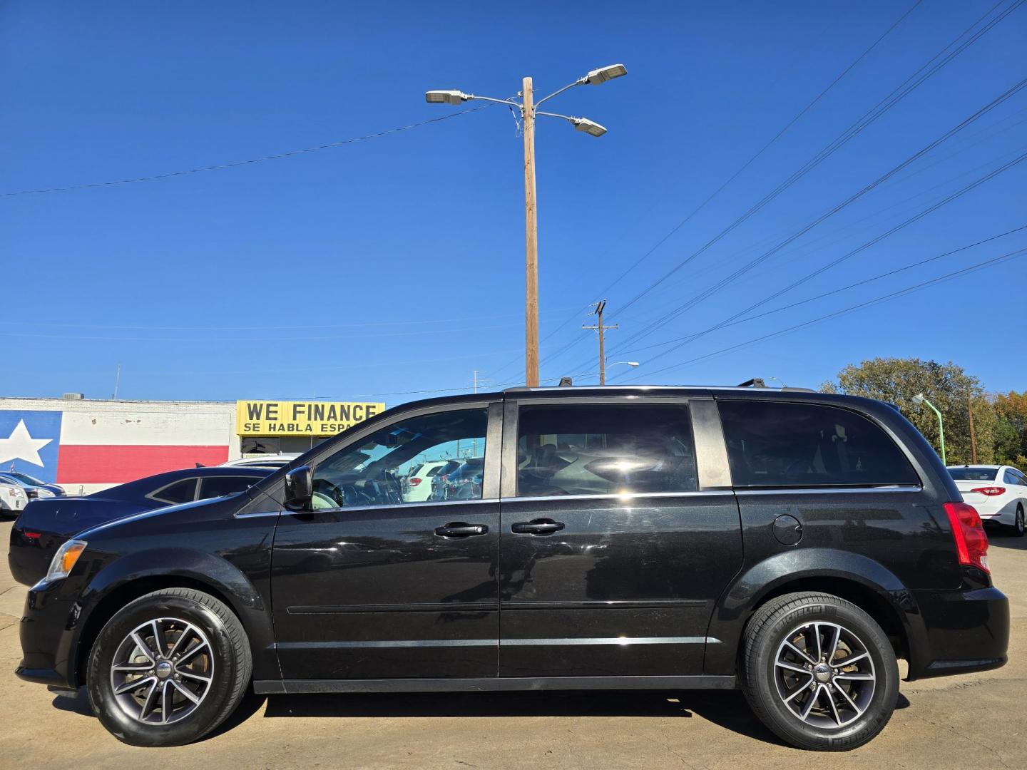 2017 BLACK Dodge Grand Caravan SXT (2C4RDGCG2HR) with an 3.6L V6 DOHC 24V engine, 6A transmission, located at 2660 S.Garland Avenue, Garland, TX, 75041, (469) 298-3118, 32.885387, -96.656776 - Photo#6