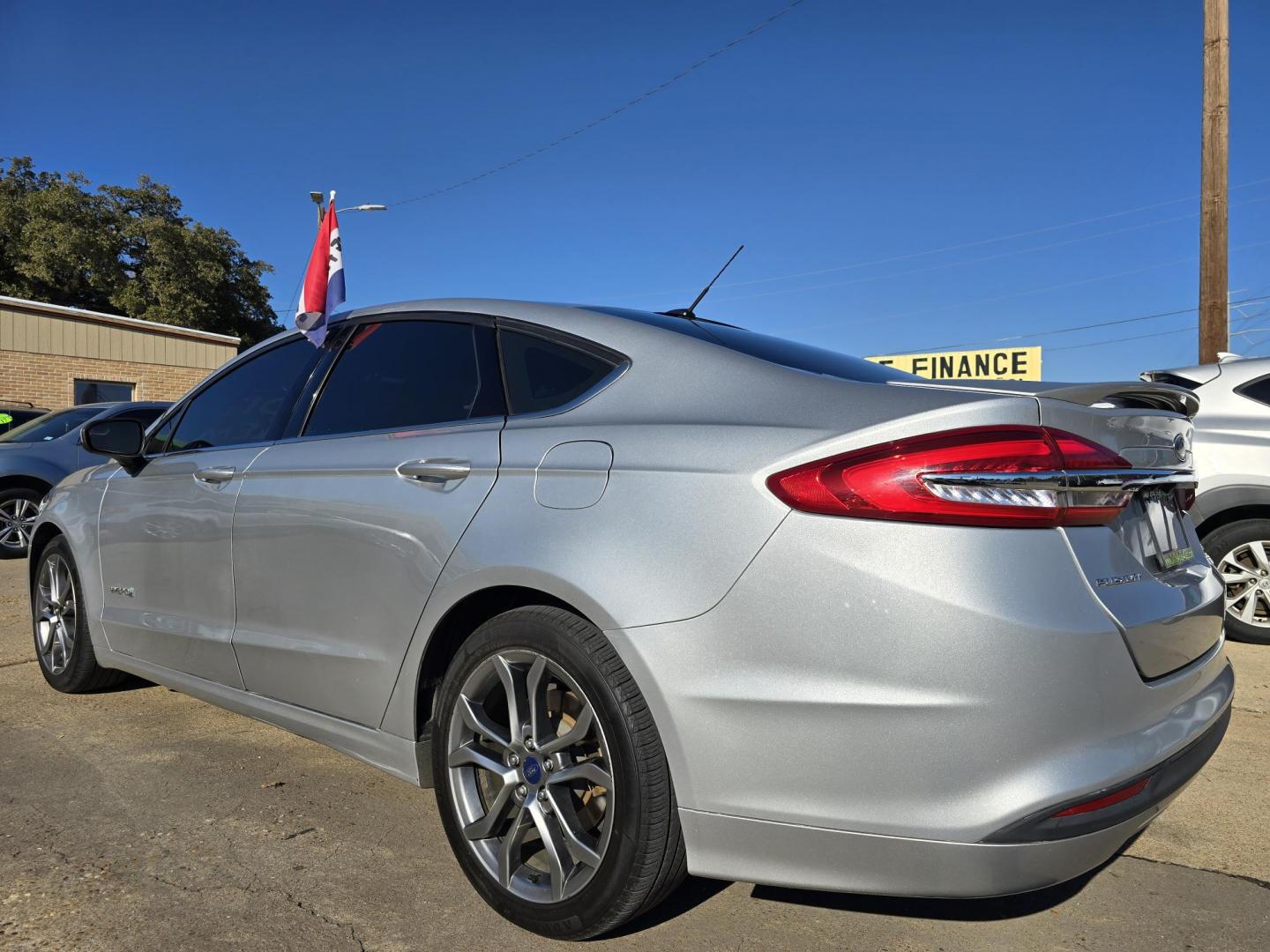 2017 SILVER Ford Fusion Hybrid SE (3FA6P0LU5HR) with an 2.0L L4 DOHC 16V HYBRID engine, CVT transmission, located at 2660 S.Garland Avenue, Garland, TX, 75041, (469) 298-3118, 32.885387, -96.656776 - Photo#5