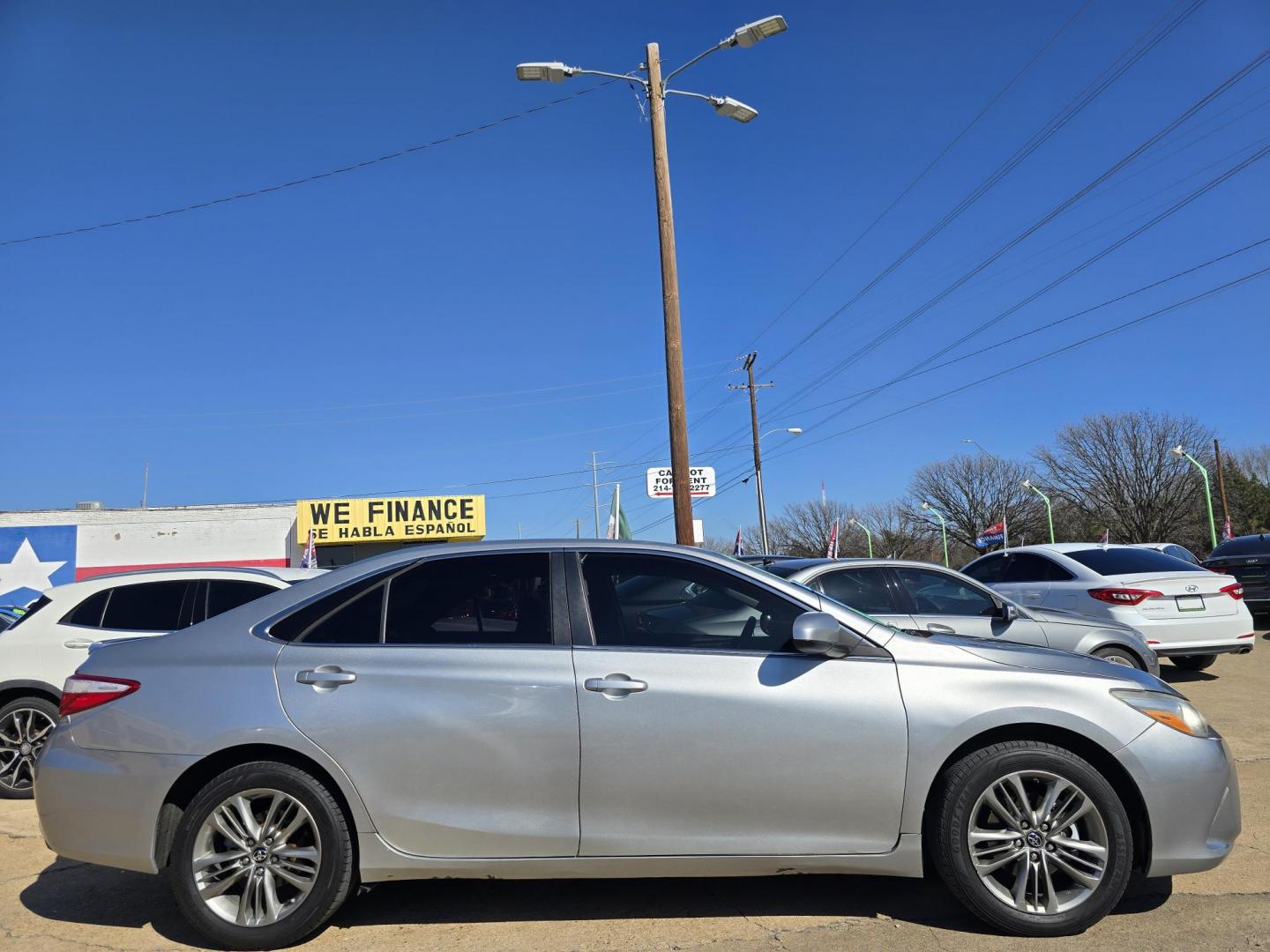 2017 SILVER Toyota Camry SE (4T1BF1FK6HU) with an 2.5L L4 DOHC 16V engine, 6A transmission, located at 2660 S.Garland Avenue, Garland, TX, 75041, (469) 298-3118, 32.885387, -96.656776 - Photo#2