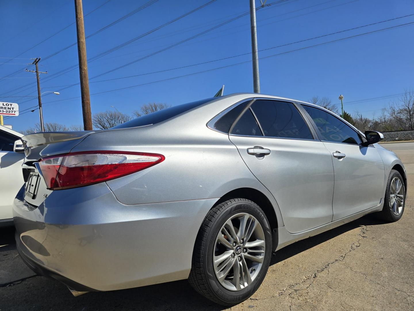 2017 SILVER Toyota Camry SE (4T1BF1FK6HU) with an 2.5L L4 DOHC 16V engine, 6A transmission, located at 2660 S.Garland Avenue, Garland, TX, 75041, (469) 298-3118, 32.885387, -96.656776 - Photo#3