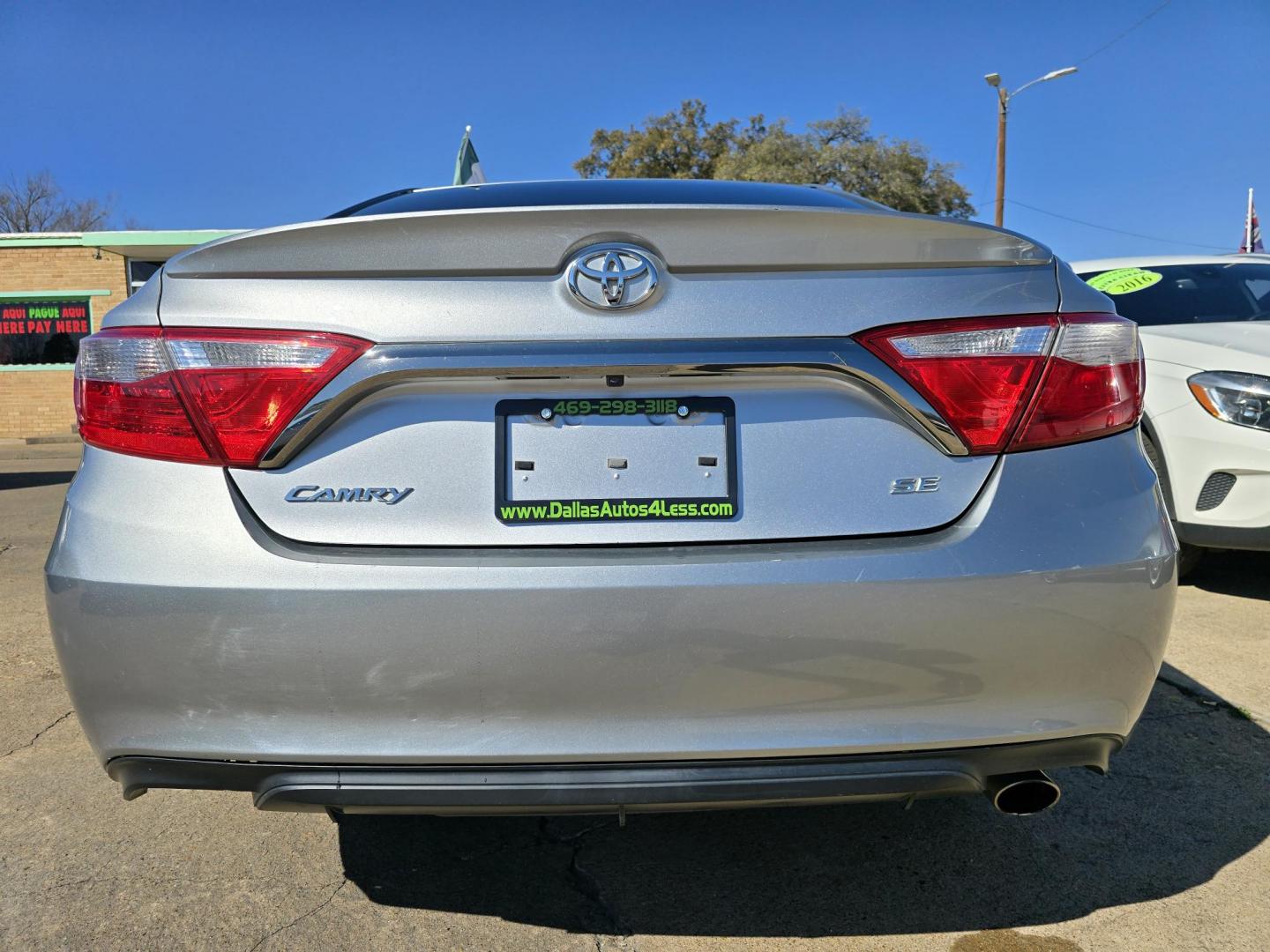 2017 SILVER Toyota Camry SE (4T1BF1FK6HU) with an 2.5L L4 DOHC 16V engine, 6A transmission, located at 2660 S.Garland Avenue, Garland, TX, 75041, (469) 298-3118, 32.885387, -96.656776 - Photo#4