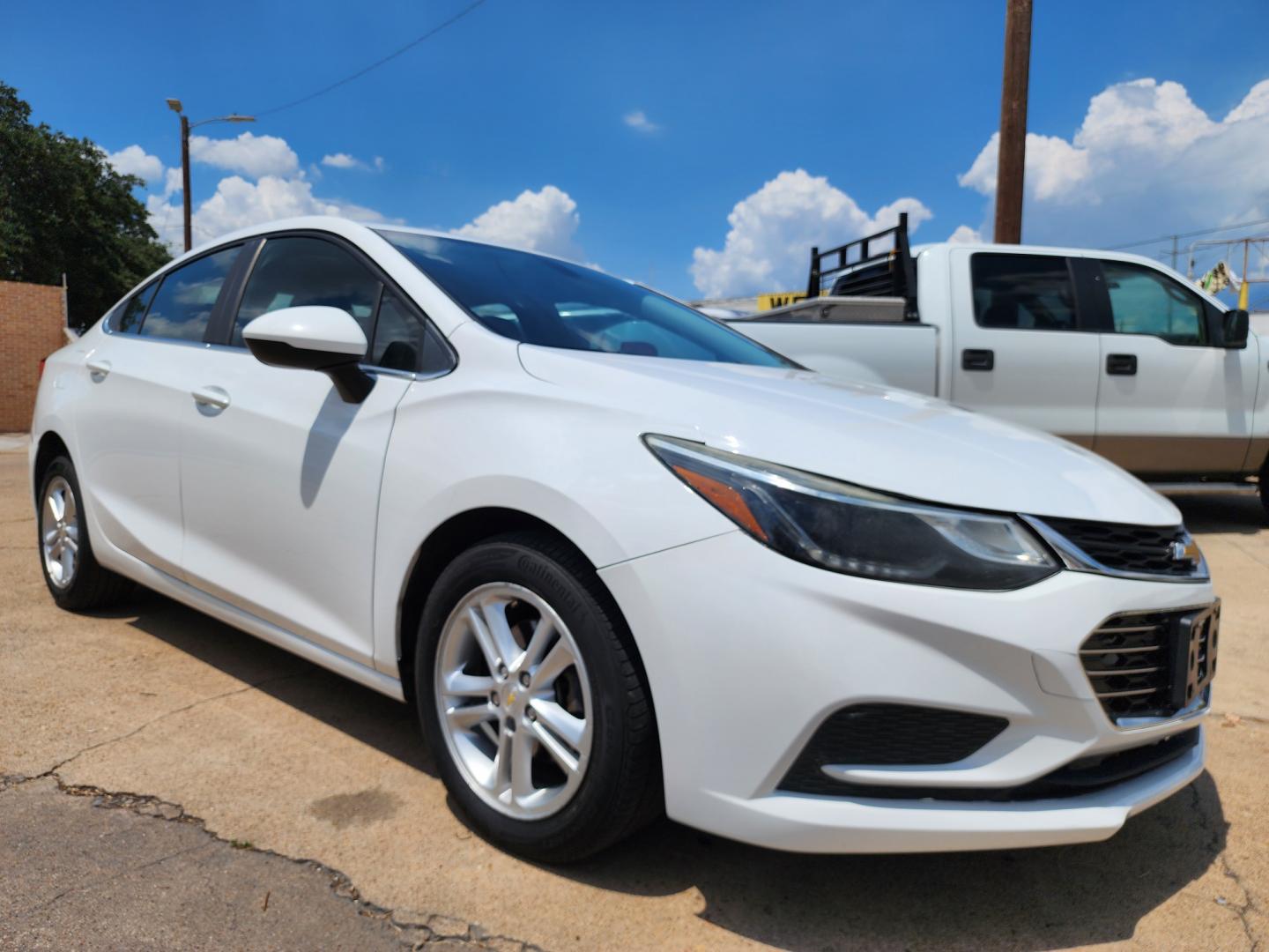 2018 WHITE Chevrolet Cruze LT (1G1BE5SM6J7) , AUTO transmission, located at 2660 S.Garland Avenue	, Garland, TX, 75041, (469) 298-3118, 32.885387, -96.656776 - CASH$$$$$$ CAR!! This is a very well cared for 2018 CHEVY CRUZE LT SEDAN! BACK UP CAMERA! HEATED SEATS! BLUETOOTH! XM SAT RADIO! Come in for a test drive today. We are open from 10am-7pm Monday-Saturday. Call us with any questions at 469-202-7468, or email us DallasAutos4Less@gmail.com. - Photo#1