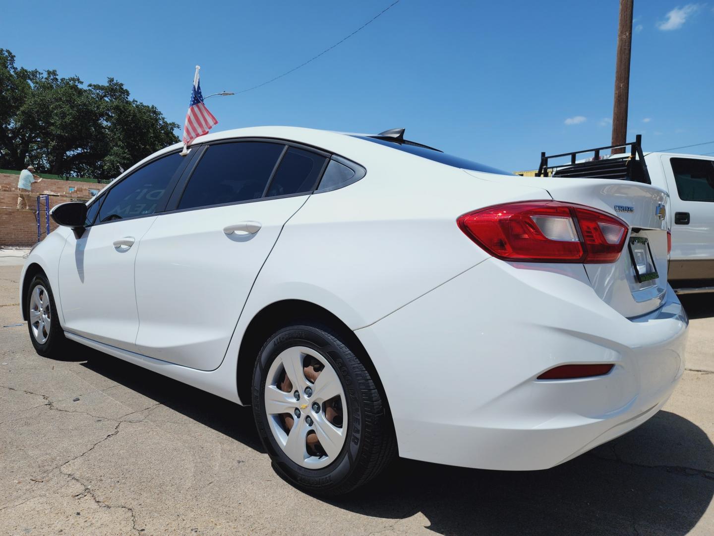 2018 WHITE Chevrolet Cruze LS (1G1BC5SM6J7) , AUTO transmission, located at 2660 S.Garland Avenue, Garland, TX, 75041, (469) 298-3118, 32.885387, -96.656776 - Welcome to DallasAutos4Less, one of the Premier BUY HERE PAY HERE Dealers in the North Dallas Area. We specialize in financing to people with NO CREDIT or BAD CREDIT. We need proof of income, proof of residence, and a ID. Come buy your new car from us today!! This is a very well cared for 2018 CH - Photo#5