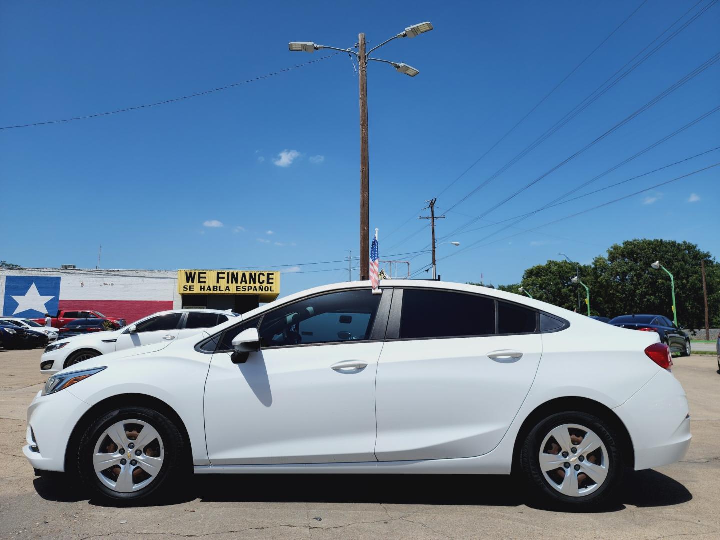 2018 WHITE Chevrolet Cruze LS (1G1BC5SM6J7) , AUTO transmission, located at 2660 S.Garland Avenue, Garland, TX, 75041, (469) 298-3118, 32.885387, -96.656776 - Welcome to DallasAutos4Less, one of the Premier BUY HERE PAY HERE Dealers in the North Dallas Area. We specialize in financing to people with NO CREDIT or BAD CREDIT. We need proof of income, proof of residence, and a ID. Come buy your new car from us today!! This is a very well cared for 2018 CH - Photo#6