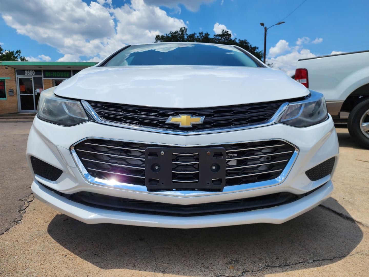 2018 WHITE Chevrolet Cruze LT (1G1BE5SM6J7) , AUTO transmission, located at 2660 S.Garland Avenue	, Garland, TX, 75041, (469) 298-3118, 32.885387, -96.656776 - CASH$$$$$$ CAR!! This is a very well cared for 2018 CHEVY CRUZE LT SEDAN! BACK UP CAMERA! HEATED SEATS! BLUETOOTH! XM SAT RADIO! Come in for a test drive today. We are open from 10am-7pm Monday-Saturday. Call us with any questions at 469-202-7468, or email us DallasAutos4Less@gmail.com. - Photo#9