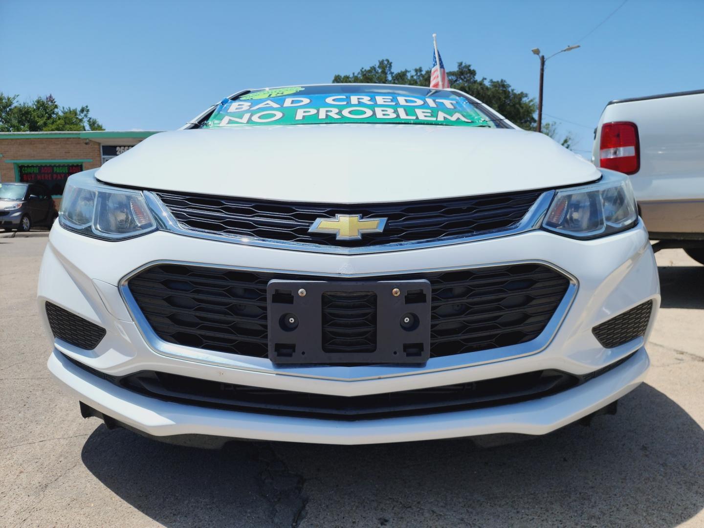 2018 WHITE Chevrolet Cruze LS (1G1BC5SM6J7) , AUTO transmission, located at 2660 S.Garland Avenue, Garland, TX, 75041, (469) 298-3118, 32.885387, -96.656776 - Welcome to DallasAutos4Less, one of the Premier BUY HERE PAY HERE Dealers in the North Dallas Area. We specialize in financing to people with NO CREDIT or BAD CREDIT. We need proof of income, proof of residence, and a ID. Come buy your new car from us today!! This is a very well cared for 2018 CH - Photo#9