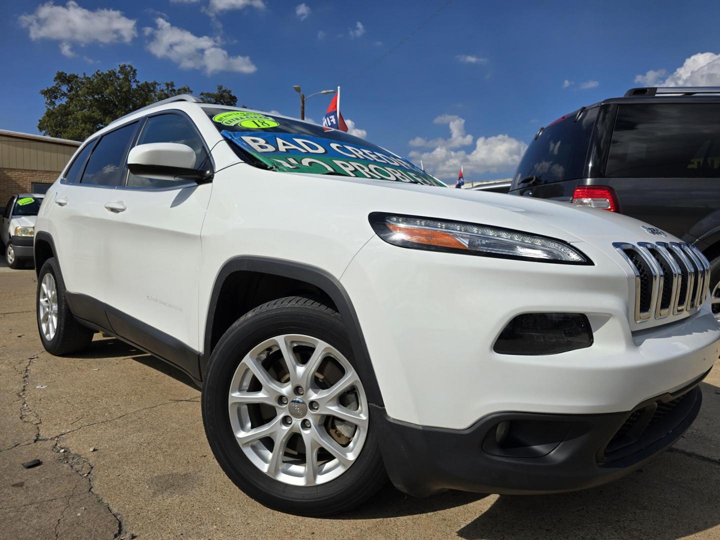 2018 WHITE Jeep Cherokee Latitude (1C4PJLCB2JD) with an 2.4L L4 DOHC 16V engine, 9A transmission, located at 2660 S.Garland Avenue, Garland, TX, 75041, (469) 298-3118, 32.885387, -96.656776 - Photo#0