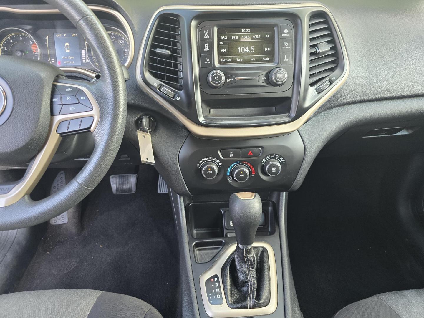 2018 WHITE Jeep Cherokee Latitude (1C4PJLCB2JD) with an 2.4L L4 DOHC 16V engine, 9A transmission, located at 2660 S.Garland Avenue, Garland, TX, 75041, (469) 298-3118, 32.885387, -96.656776 - Photo#13