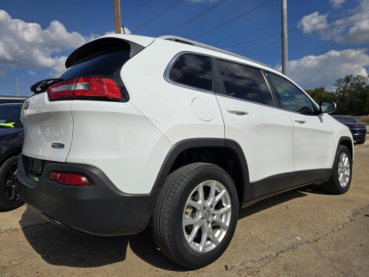 2018 WHITE Jeep Cherokee Latitude (1C4PJLCB2JD) with an 2.4L L4 DOHC 16V engine, 9A transmission, located at 2660 S.Garland Avenue, Garland, TX, 75041, (469) 298-3118, 32.885387, -96.656776 - Photo#3