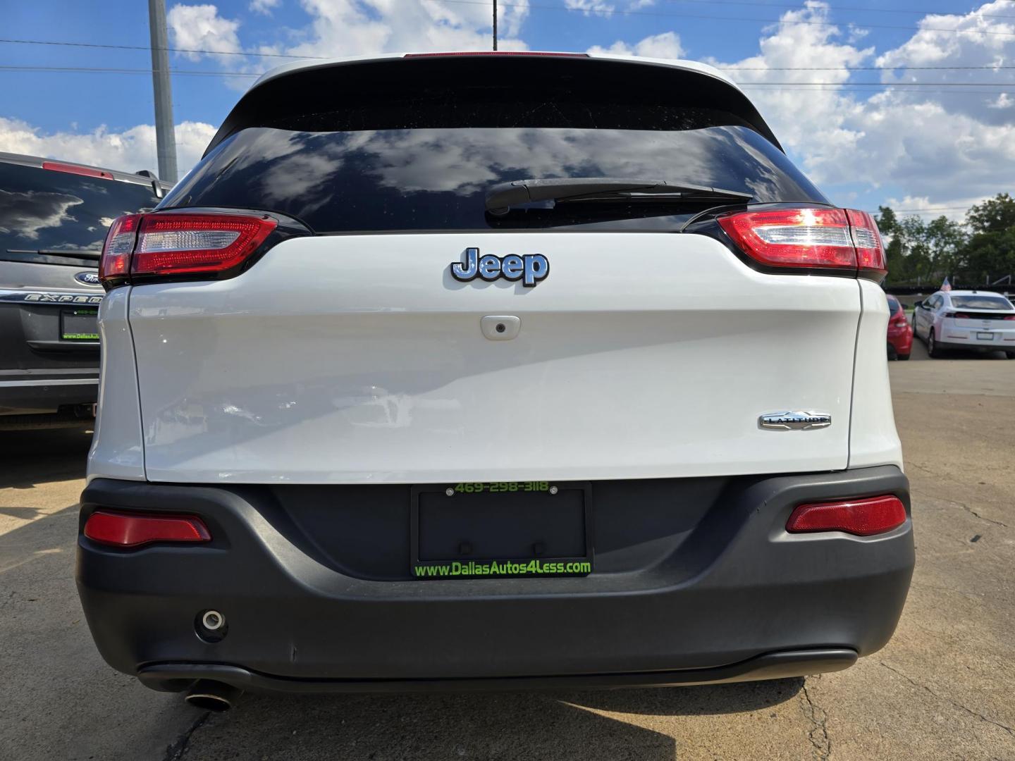 2018 WHITE Jeep Cherokee Latitude (1C4PJLCB2JD) with an 2.4L L4 DOHC 16V engine, 9A transmission, located at 2660 S.Garland Avenue, Garland, TX, 75041, (469) 298-3118, 32.885387, -96.656776 - Photo#4