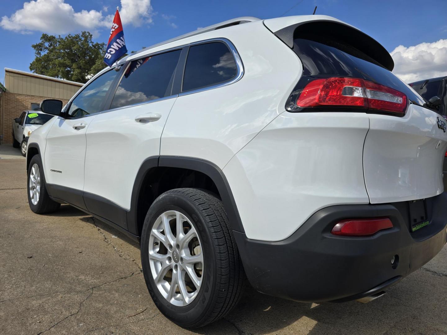 2018 WHITE Jeep Cherokee Latitude (1C4PJLCB2JD) with an 2.4L L4 DOHC 16V engine, 9A transmission, located at 2660 S.Garland Avenue, Garland, TX, 75041, (469) 298-3118, 32.885387, -96.656776 - Photo#5