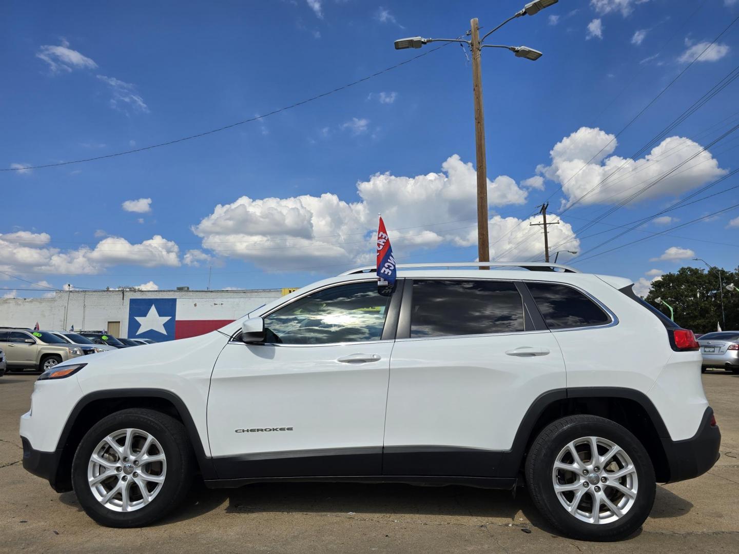 2018 WHITE Jeep Cherokee Latitude (1C4PJLCB2JD) with an 2.4L L4 DOHC 16V engine, 9A transmission, located at 2660 S.Garland Avenue, Garland, TX, 75041, (469) 298-3118, 32.885387, -96.656776 - Photo#7