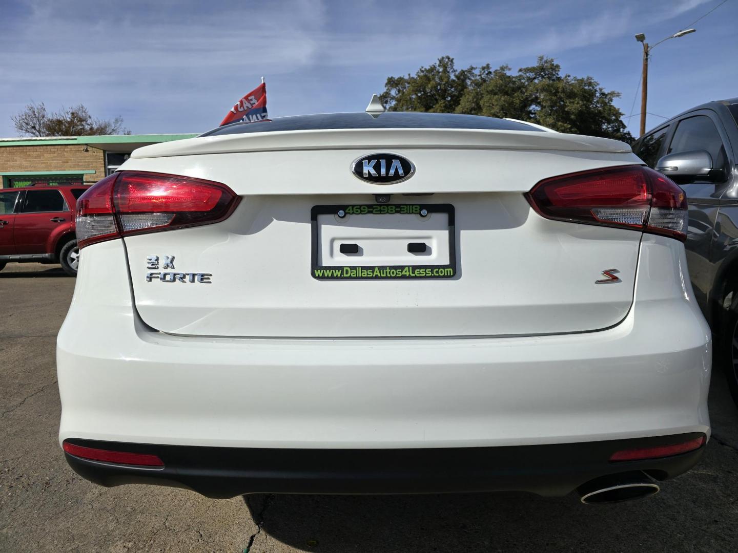 2018 WHITE Kia Forte LX (3KPFL4A74JE) with an 2.0L L4 DOHC 16V engine, AUTO transmission, located at 2660 S.Garland Avenue, Garland, TX, 75041, (469) 298-3118, 32.885387, -96.656776 - Photo#4