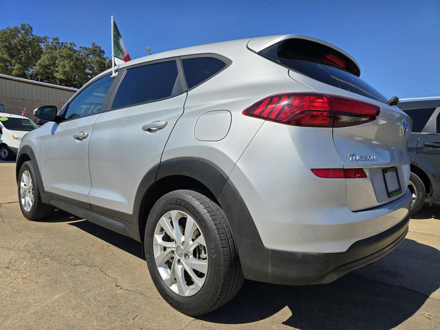 2019 Hyundai Tucson SE (KM8J23A46KU) with an 2.0L L4 DOHC 16V engine, 6A transmission, located at 2660 S.Garland Avenue, Garland, TX, 75041, (469) 298-3118, 32.885387, -96.656776 - Photo#5