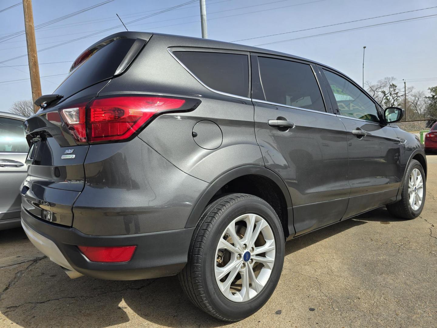 2019 GRAY Ford Escape SE (1FMCU0G9XKU) with an 2.0L L4 DOHC 16V engine, 6A transmission, located at 2660 S.Garland Avenue, Garland, TX, 75041, (469) 298-3118, 32.885387, -96.656776 - Photo#3