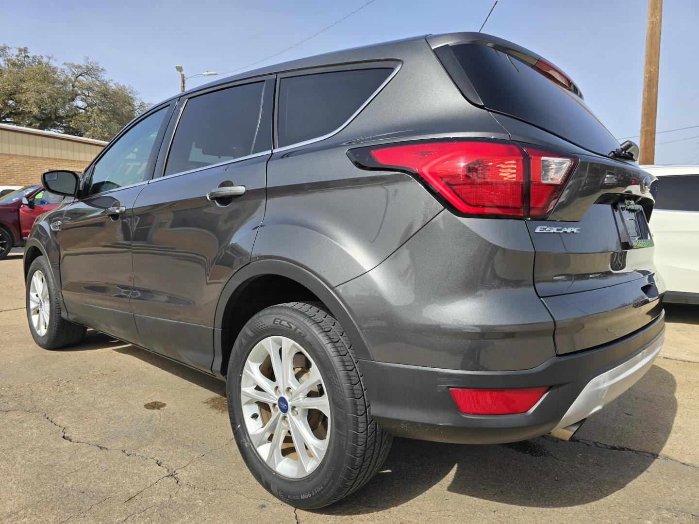 2019 GRAY Ford Escape SE (1FMCU0G9XKU) with an 2.0L L4 DOHC 16V engine, 6A transmission, located at 2660 S.Garland Avenue, Garland, TX, 75041, (469) 298-3118, 32.885387, -96.656776 - Photo#5