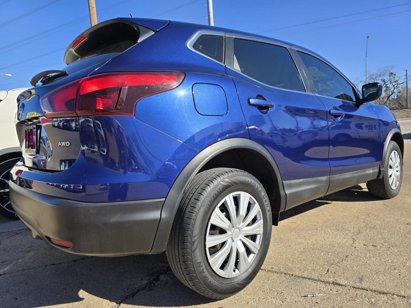 2019 BLUE Nissan Rogue Sport SL (JN1BJ1CR5KW) with an 2.0L L4 DOHC 16V engine, CVT transmission, located at 2660 S.Garland Avenue, Garland, TX, 75041, (469) 298-3118, 32.885387, -96.656776 - Photo#3