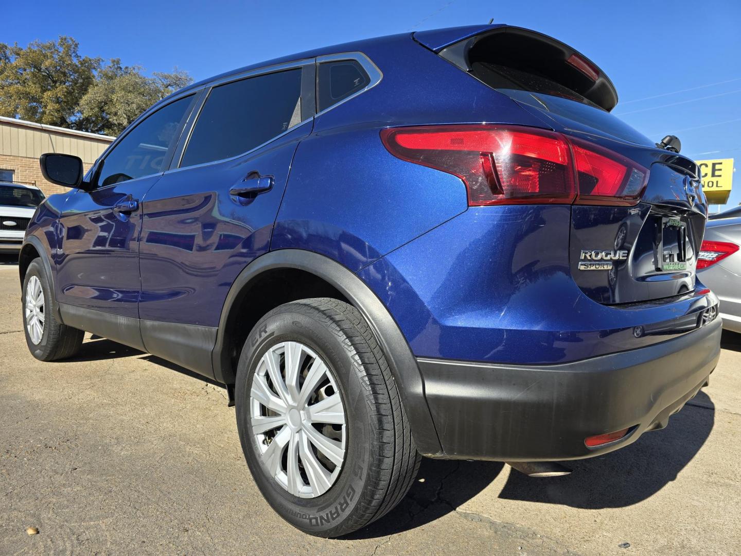 2019 BLUE Nissan Rogue Sport SL (JN1BJ1CR5KW) with an 2.0L L4 DOHC 16V engine, CVT transmission, located at 2660 S.Garland Avenue, Garland, TX, 75041, (469) 298-3118, 32.885387, -96.656776 - Photo#5