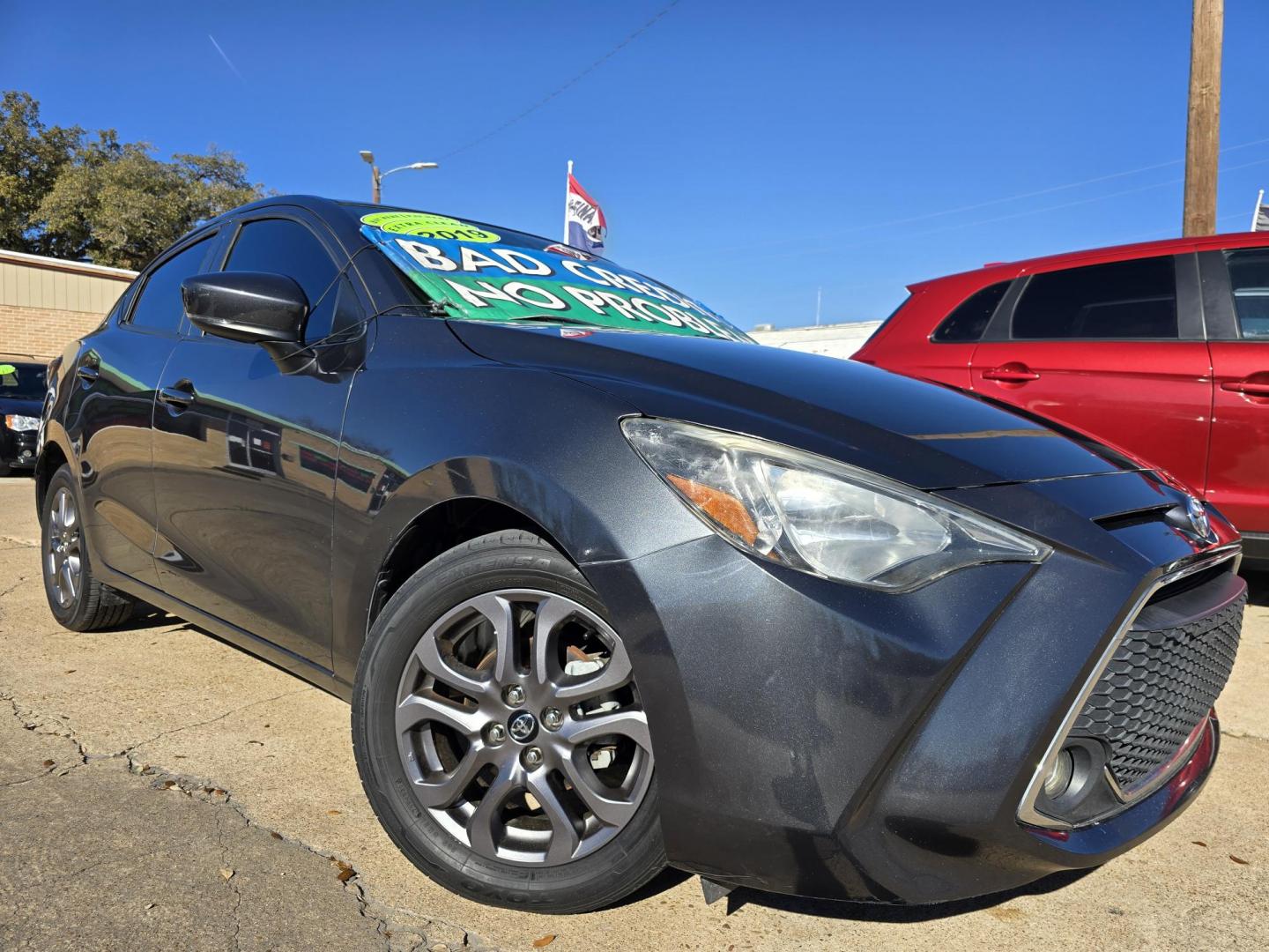 2019 GRAY Toyota Yaris LE (3MYDLBYVXKY) with an 1.5L L4 DOHC 16V engine, AUTO transmission, located at 2660 S.Garland Avenue, Garland, TX, 75041, (469) 298-3118, 32.885387, -96.656776 - Photo#0