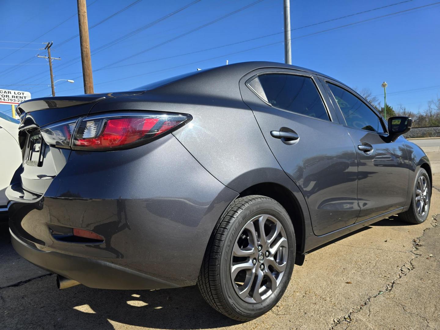 2019 GRAY Toyota Yaris LE (3MYDLBYVXKY) with an 1.5L L4 DOHC 16V engine, AUTO transmission, located at 2660 S.Garland Avenue, Garland, TX, 75041, (469) 298-3118, 32.885387, -96.656776 - Photo#3