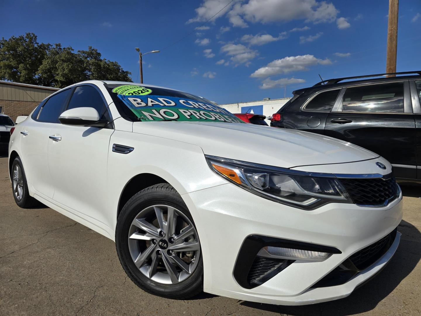 2020 DIAMOND WHITE Kia Optima LX (5XXGT4L32LG) with an 2.4L L4 DOHC 16V engine, 6A transmission, located at 2660 S.Garland Avenue, Garland, TX, 75041, (469) 298-3118, 32.885387, -96.656776 - Photo#0