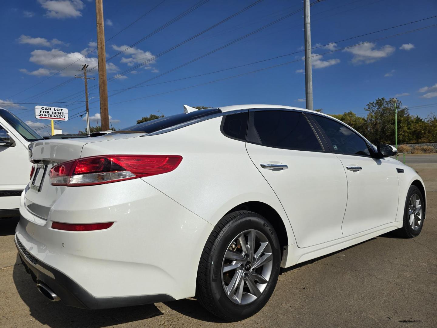 2020 DIAMOND WHITE Kia Optima LX (5XXGT4L32LG) with an 2.4L L4 DOHC 16V engine, 6A transmission, located at 2660 S.Garland Avenue, Garland, TX, 75041, (469) 298-3118, 32.885387, -96.656776 - Photo#3