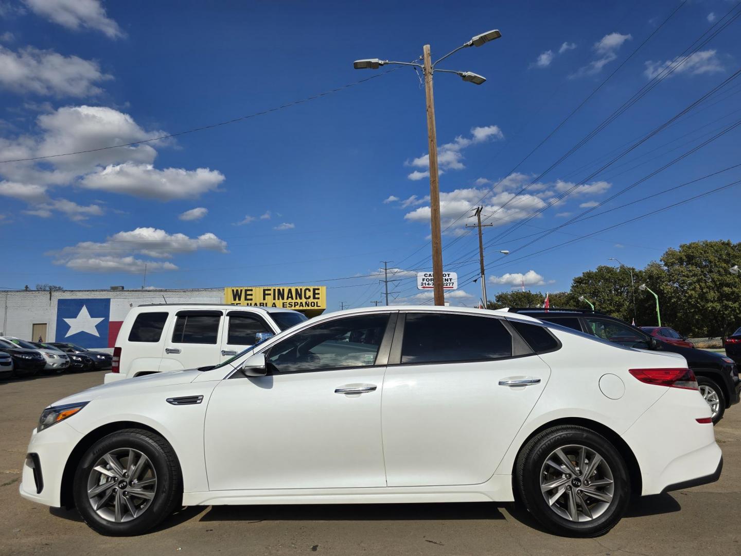 2020 DIAMOND WHITE Kia Optima LX (5XXGT4L32LG) with an 2.4L L4 DOHC 16V engine, 6A transmission, located at 2660 S.Garland Avenue, Garland, TX, 75041, (469) 298-3118, 32.885387, -96.656776 - Photo#6