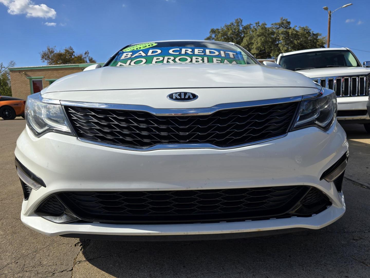 2020 DIAMOND WHITE Kia Optima LX (5XXGT4L32LG) with an 2.4L L4 DOHC 16V engine, 6A transmission, located at 2660 S.Garland Avenue, Garland, TX, 75041, (469) 298-3118, 32.885387, -96.656776 - Photo#9