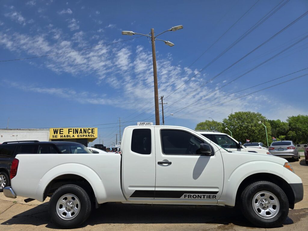 2015 Nissan FRONTIER S; SV