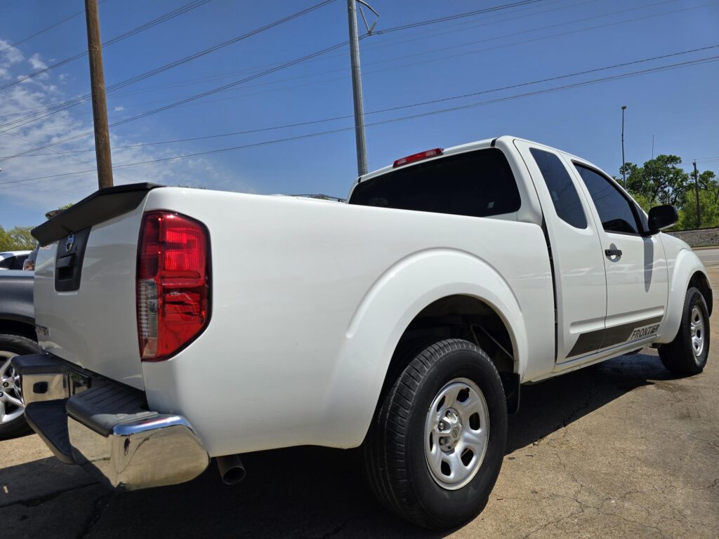 2015 Nissan FRONTIER S; SV